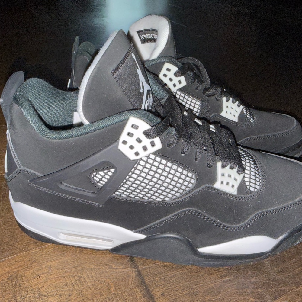 Air Jordan 4 Retro 'White Thunder' sneakers 
Men’s SZ 12